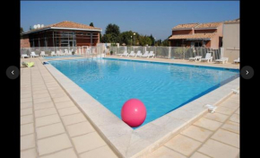 Maison plain pied avec climatisation dans une résidence privée avec piscine